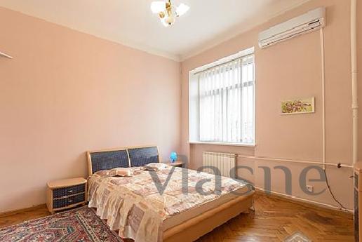 2 bedroom separate apartment m. Arsenal, Kyiv - apartment by the day