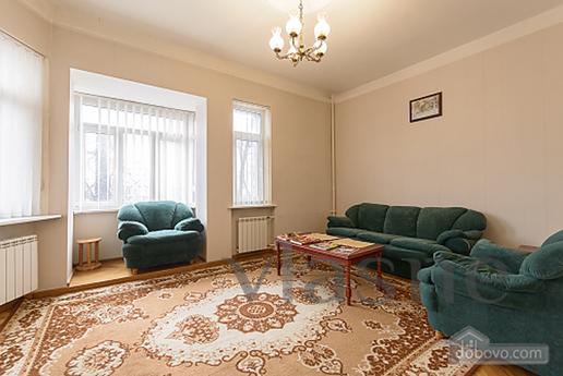 2 bedroom separate apartment m. Arsenal, Kyiv - apartment by the day