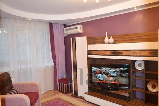 2 bedroom renovated in center, Novosibirsk - apartment by the day