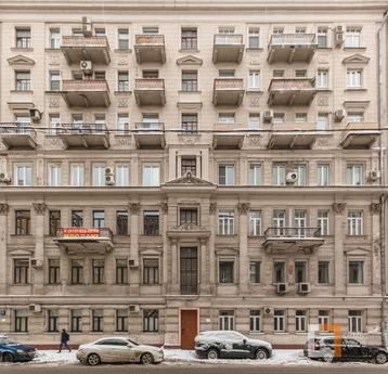 Three-room apartment on one of the central Moscow streets! T
