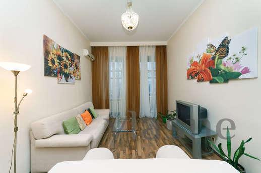 2 room apartment in Kiev downtown, on the 2nd floor. High ce