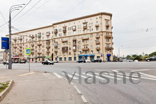 A huge apartment near the metro, Moscow - apartment by the day