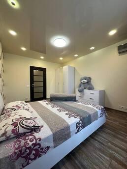 Daily rent 3-room apartment in Pechersk, Lesi Ukrainky, Kyiv - apartment by the day