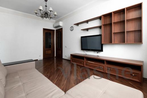Large, bright, comfortable apartment in the very center of S