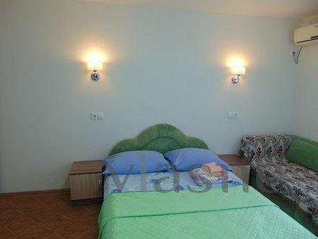 Triple Mint Room with Kitchen, Novyi Svet - apartment by the day