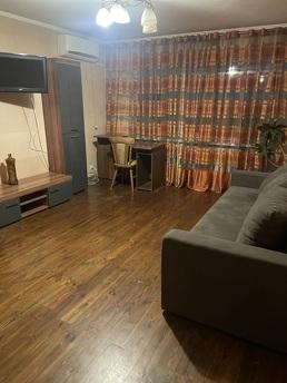 Rusanivka 1-bedroom, Kyiv - apartment by the day