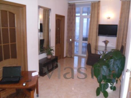 Cozy 2-bedroom apartment with private patio and parking, 5 m