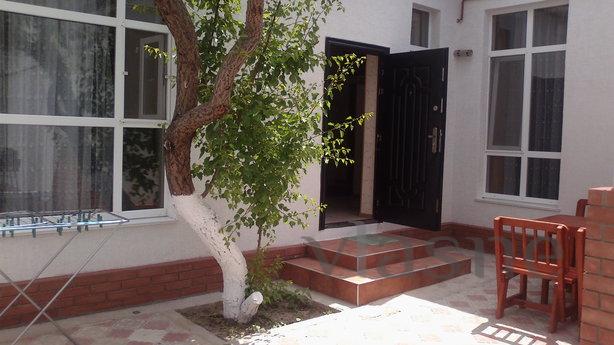 Rent 2-bedroom house with private courty, Yevpatoriya - apartment by the day