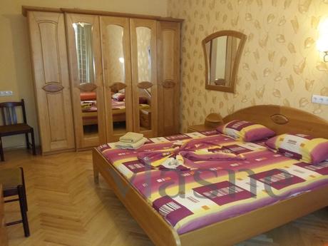 3 bedroom apartment near the metro, Kyiv - apartment by the day