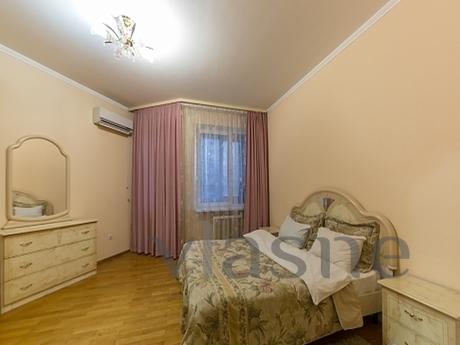 Large apartment, 100 m2, renovated in a prestigious house. T