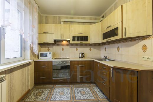 3-bedroom apartment near the metro stati, Kyiv - apartment by the day