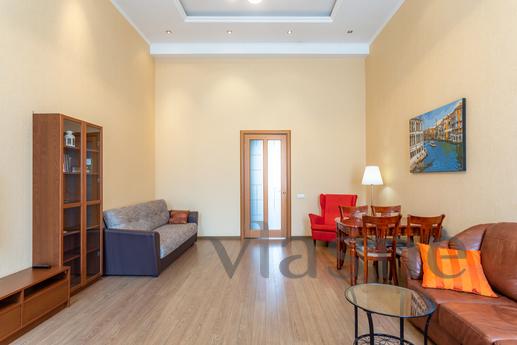 A huge bright apartment on Pestel, 14, Saint Petersburg - apartment by the day
