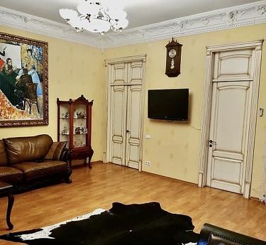 Apartments in the historic city center, Odessa - apartment by the day