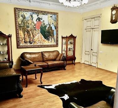 Apartments in the historic city center, Odessa - apartment by the day