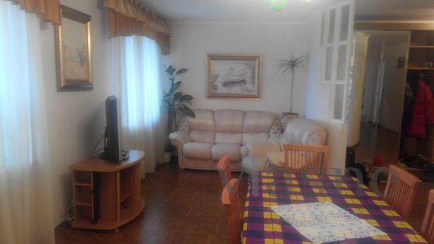 Large 4-bedroom apartment in the city center with good repai