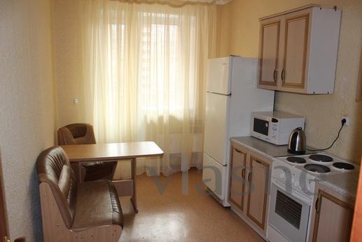 Sunny apartment in new house, Surgut - apartment by the day