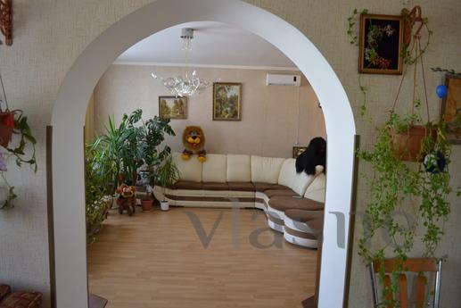 Big house with garden, 800 m. To the sea, Yevpatoriya - apartment by the day