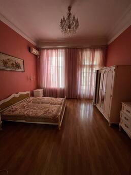 I am renting a large 3-room apartment (80m) in the center, B