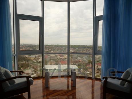 Its 3-bedroom apartment with sea view, Odessa - apartment by the day