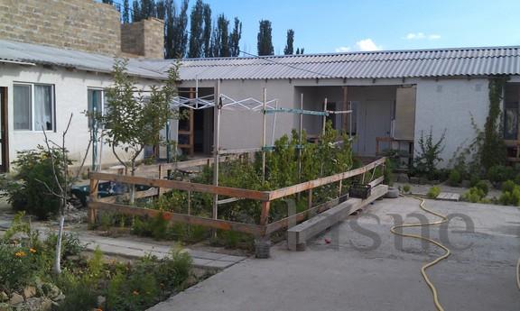 two-bedroom cottage  10 min from the sea, Sudak - apartment by the day