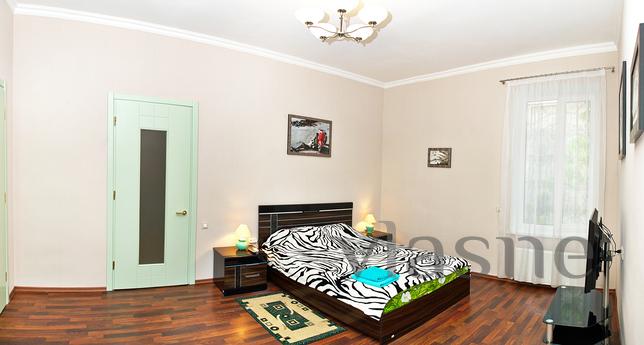 Bright, cozy 2-bedroom apartment! In the kitchen, a large di