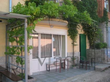 cottage 'Wisteria', Sudak - apartment by the day