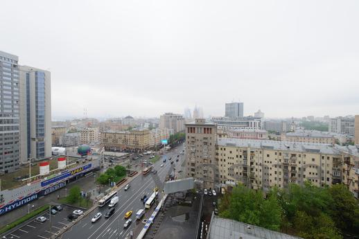 Рядом со станцией метро «Смоленская», недалеко от Старого и 