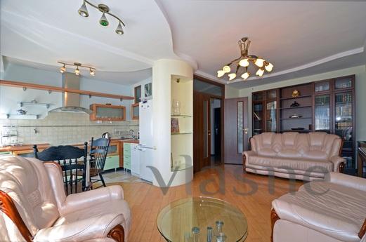 This inexpensive three-room apartment on Novy Arbat has such