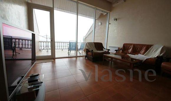 Elling, 2 floors right by the sea, Alupka - apartment by the day