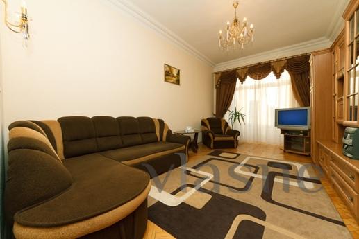 2 bedroom apartment Kreshchatik, Kyiv - apartment by the day