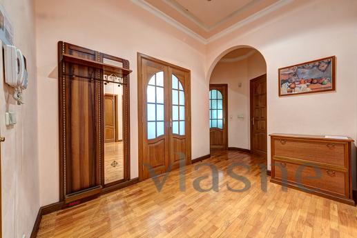 Podobova rent 3k apartment, Kyiv - apartment by the day