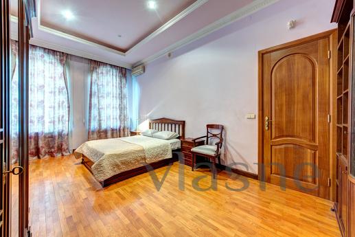 Podobova rent 3k apartment, Kyiv - apartment by the day