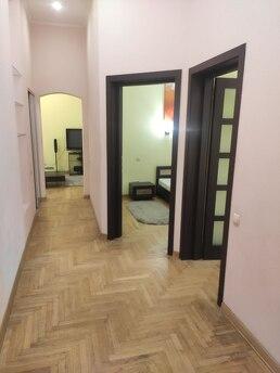 Rent a 3-room apartment in Teatralna metro station, Kyiv - apartment by the day