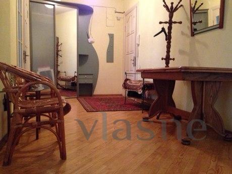 For rent 3 bedroom apartment-in Stalinka, high ceilings, lar
