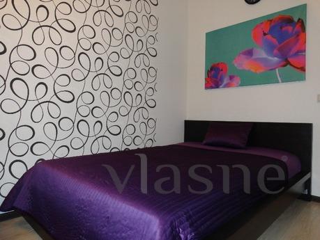 Offers comfortable and well appointed apartment in Yekaterin